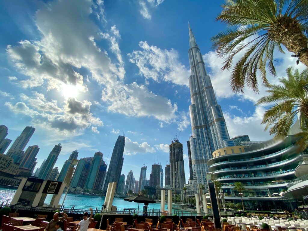 Ο Burj Khalifa από χαμηλή γωνία με φοίνικες, Ντουμπάι