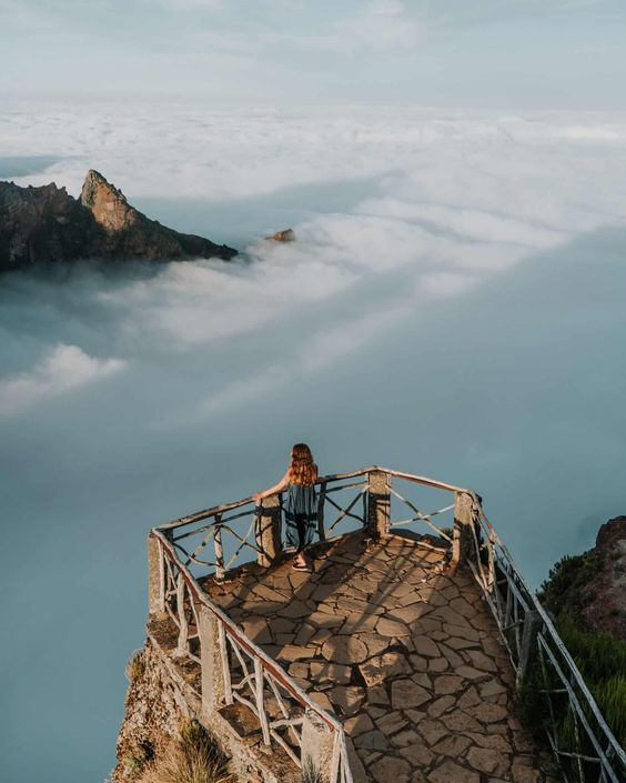Πεζοπόρος πάνω από τα σύννεφα στο Pico do Arieiro, Μαδέρα