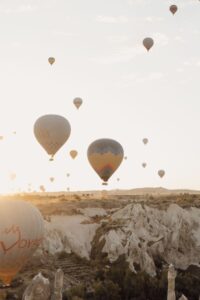 Καππαδοκία: αερόστατα πάνω από τις κοιλάδες στην ανατολή του ήλιου