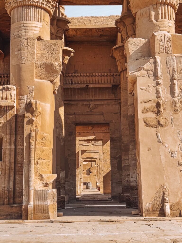 Κρουαζιέρα στον Νείλο: οι πέτρινοι κίονες του ναού του Κομ Όμπο