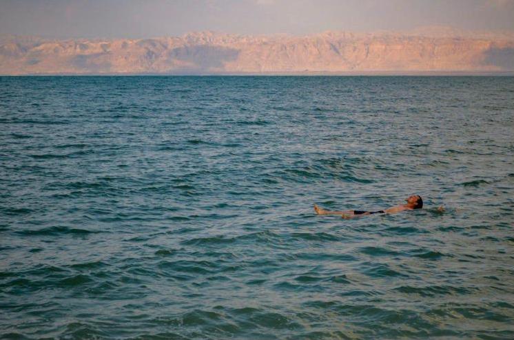 Επίπλευση στα αλμυρά νερά, Νεκρά Θάλασσα