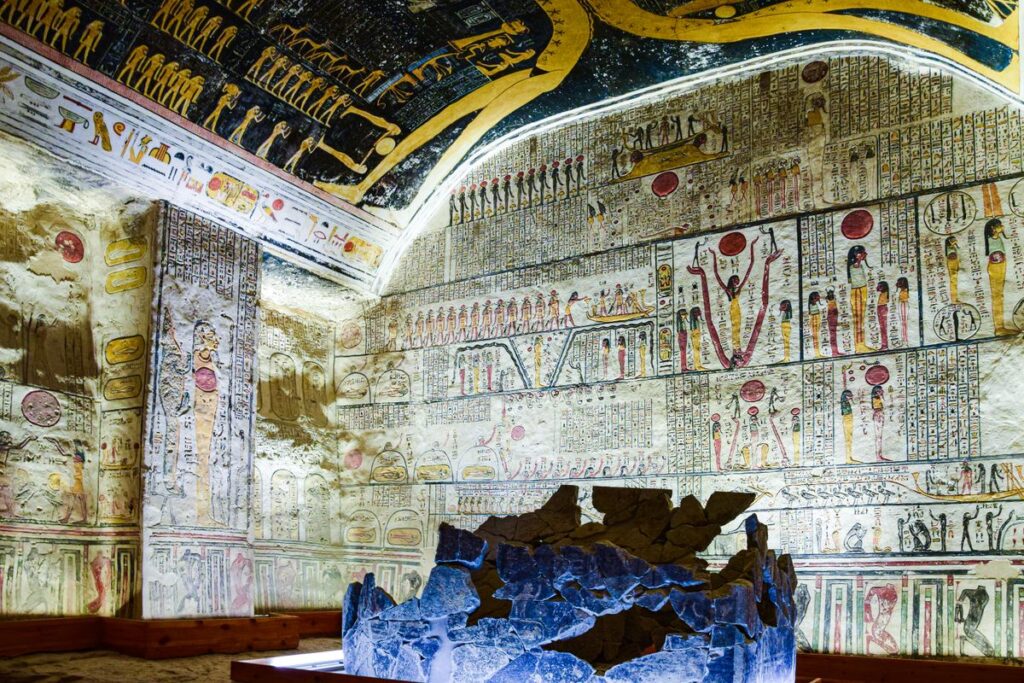 Αίγυπτος: ζωηρόχρωμες τοιχογραφίες και ιερογλυφικά μέσα σε αρχαίο τάφο
