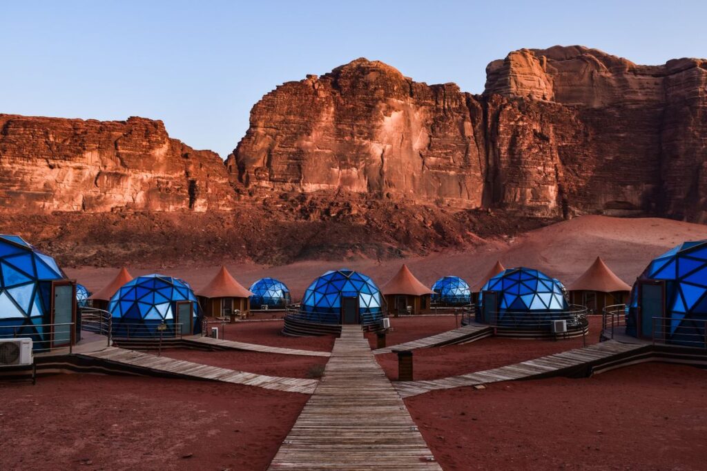 Camp ανάμεσα στους βράχους της ερήμου Wadi Rum στην Ιορδανία
