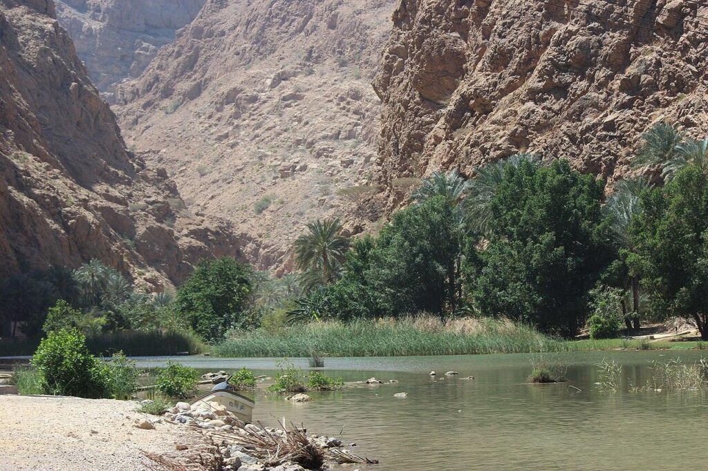Πράσινο νερό ανάμεσα στα βράχια του Wadi Shab, Ομάν