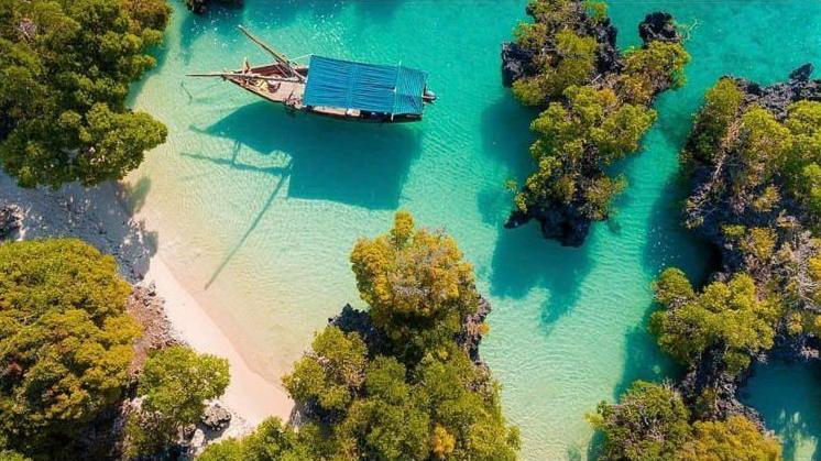 Βάρκα ανάμεσα σε νησίδες από ψηλά, Ζανζιβάρη