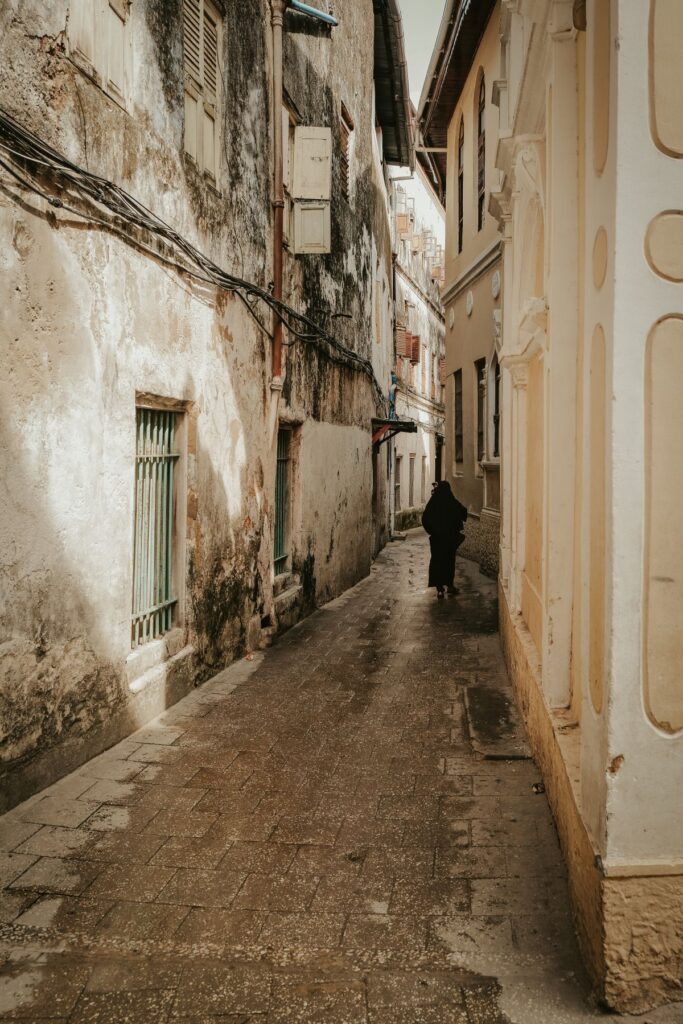 Στενό σοκάκι με παλιά κτίρια στη Stone Town της Ζανζιβάρης